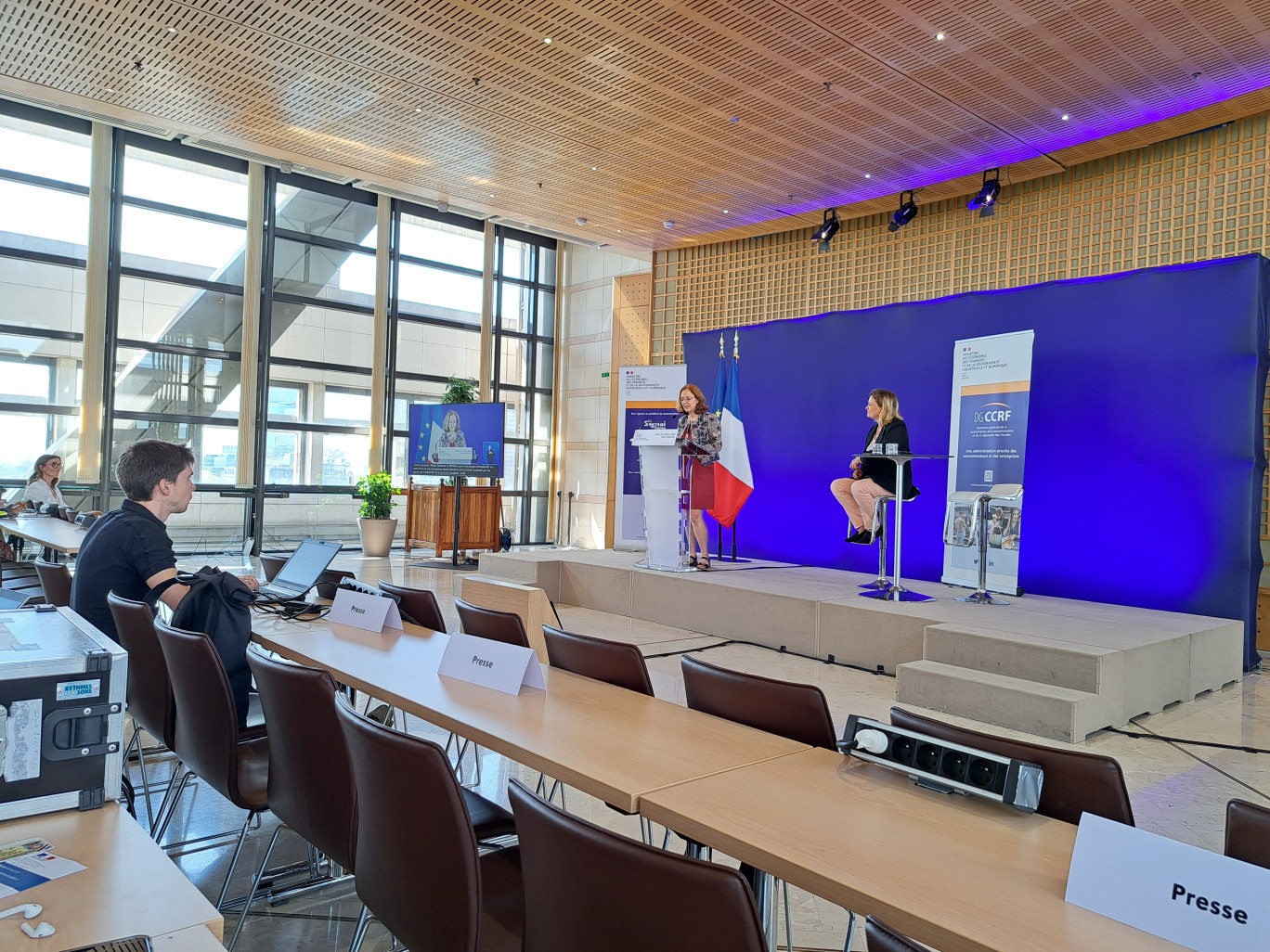 Sarah Lacoche, directrice générale de la DGCCRF (au pupitre) et Olivia Grégoire, ministre déléguée aux PME, au Commerce et au Tourisme