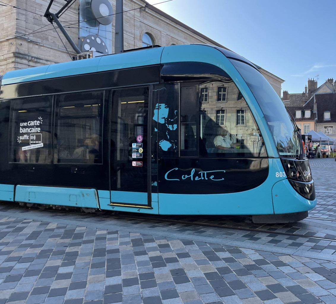 © Olivier RAZEMON pour DSI  Tramway de Besançon, avec la possibilité d’open payment inscrite sur la livrée