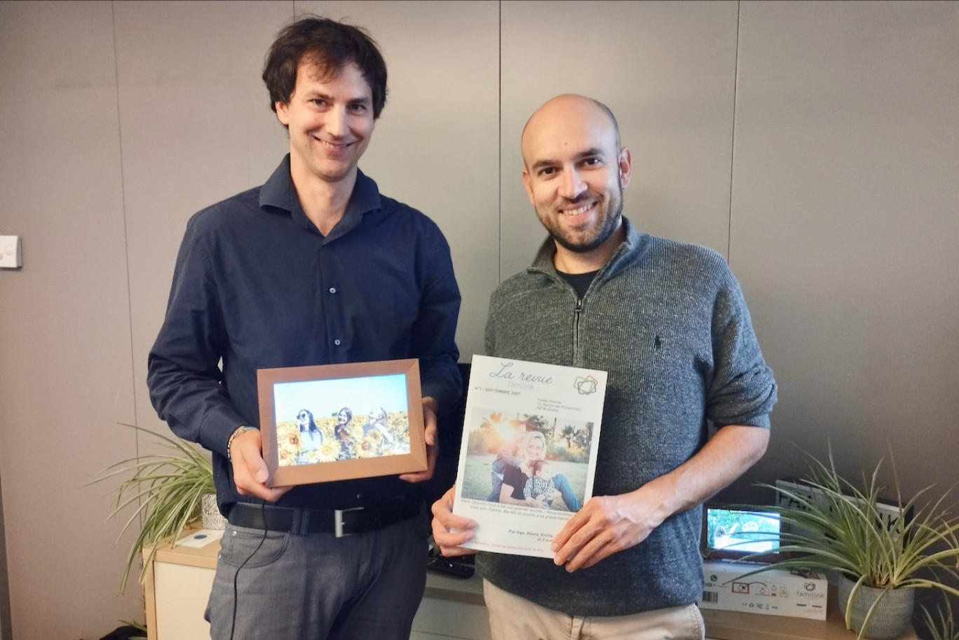 Jiri Kosla et Alexis Le Goff présentent leur cadre de 10 pouces et La revue Familink. (© Aletheia Press / B.Delabre)
