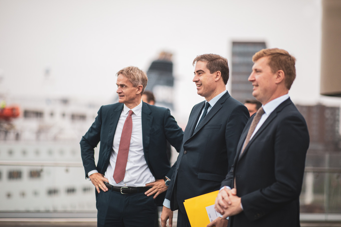 De gauche à droite : Torben Carlsen, PDG de DFDS ; Olivier Becht, Ministre délégué auprès de la Ministre de l'Europe et des Affaires étrangères, chargé du Commerce extérieur, de l'Attractivité et des Français de l'étranger et Mathieu Girardin, à la tête de la division ferry de DFDS. (Photo DFDS)