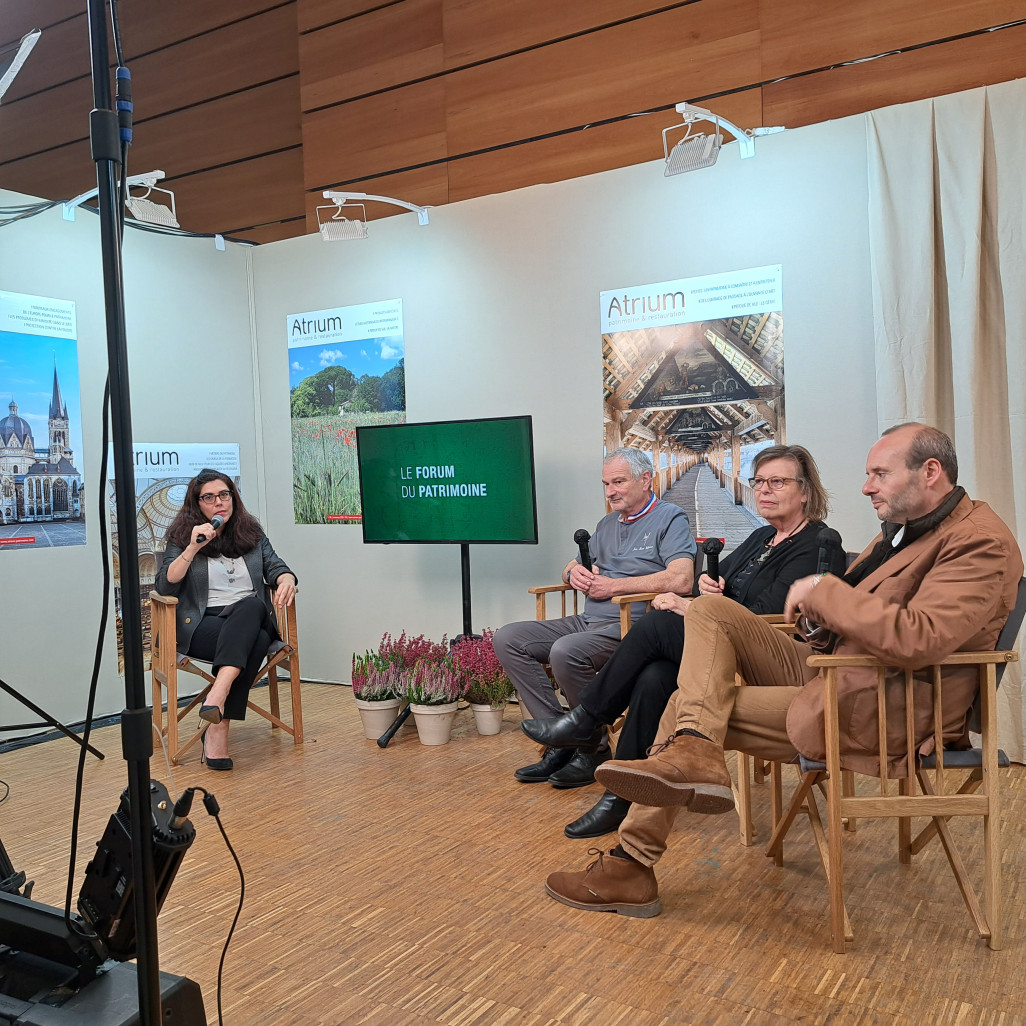 En face de l'animatrice, de gauche à droite, Jean-Pierre Lebureau, artisan d'art, Florence Babics architecte du patrimoine et Marc Bayard, responsable du développement culturel et scientifique au Mobilier national