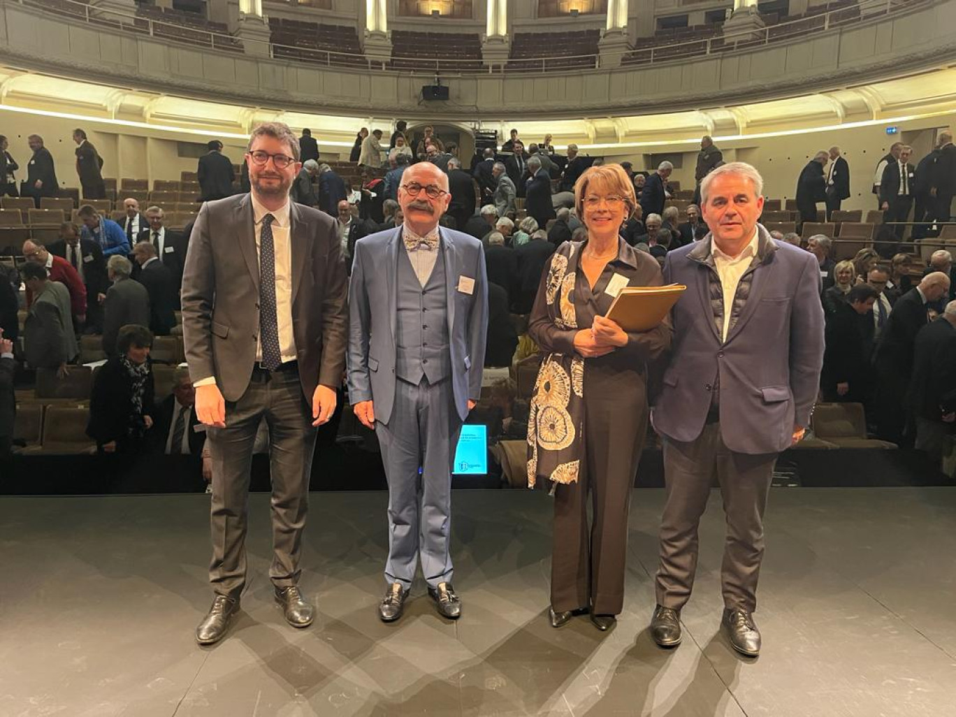 Paul Hubert Directeur des services judiciaires du ministère de la Justice, Michel Peslier, président de Conférence générale des Juges consulaires de France, Chantal Lenoir, présidente du TC de Compiègne et Xavier Bertrant, président des Hauts-de-France, réunis pour défrendre la profession, au Théâtre imprial de Compiègne, le 17 novembre. (c)VK