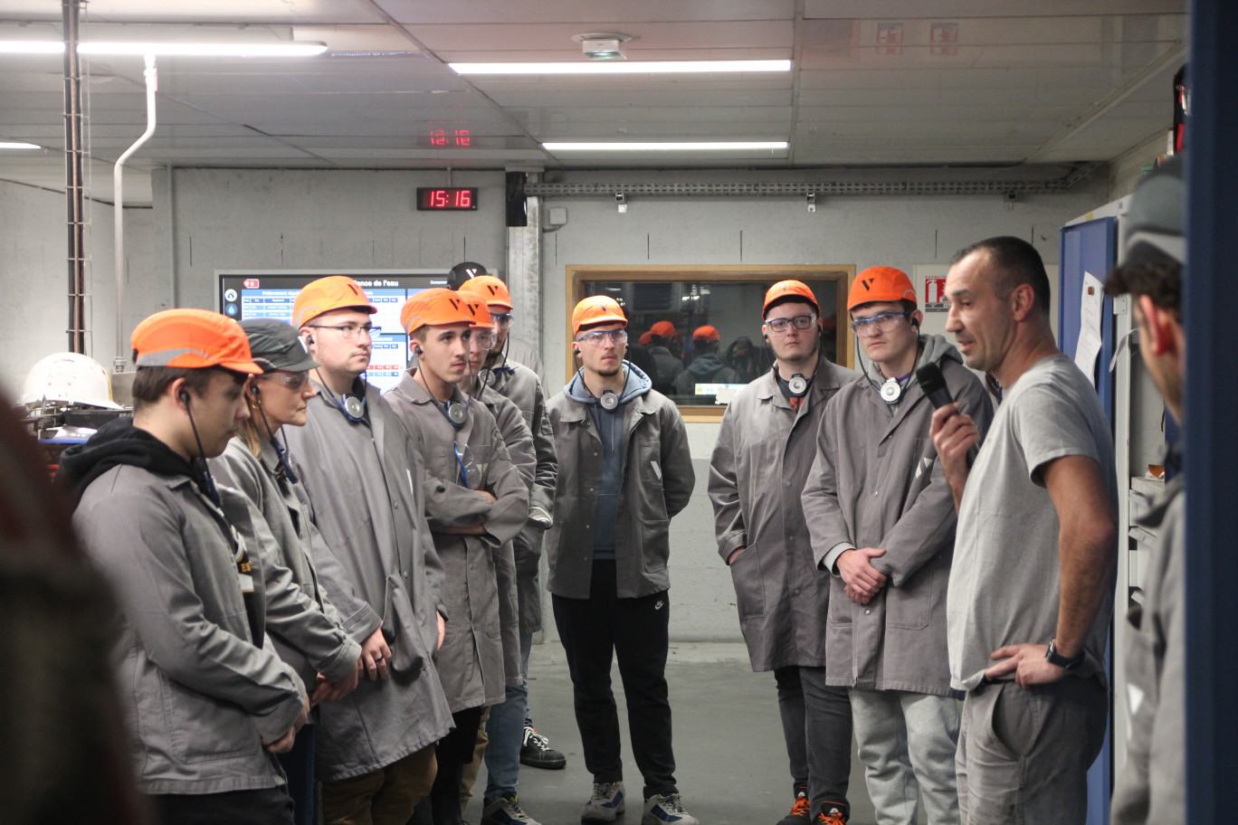 Les élèves de BTS électrotechnique du lycée Pablo Néruda de Dieppe, lors de la visite du bout chaud de l’usine Verescence de Mers-les-Bains. (© Aletheia Press / B.Delabre)