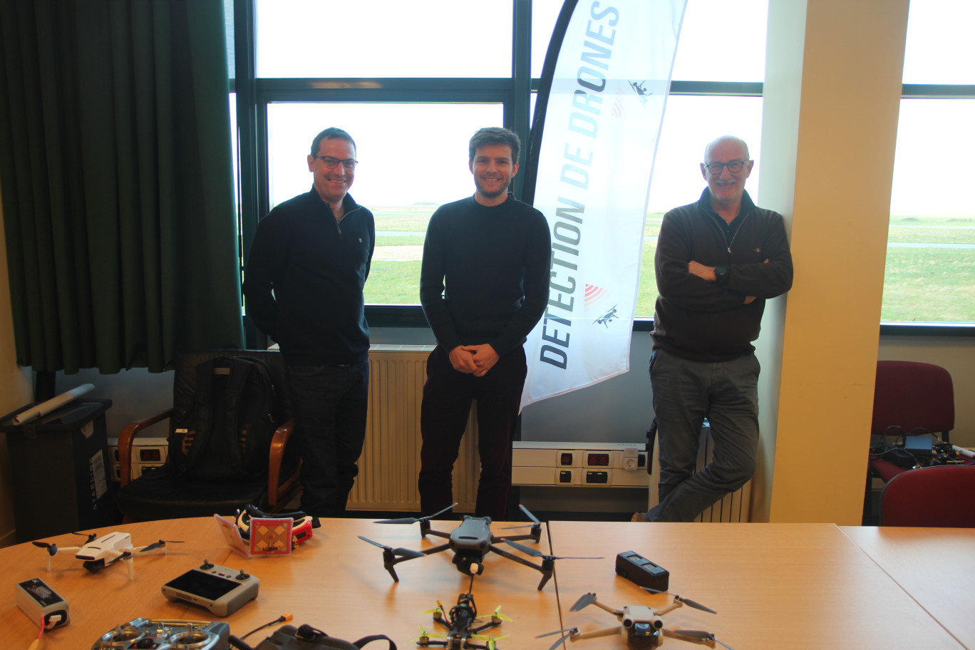 De g. à dr. : Jean-François Adam, Marin David et Antoine Lafarge, dans les nouveaux locaux de Drone XTR, à l’aéroport du Havre. Ils y ont emménagé en mai dernier. (© Alethiea Press / B.Delabre)