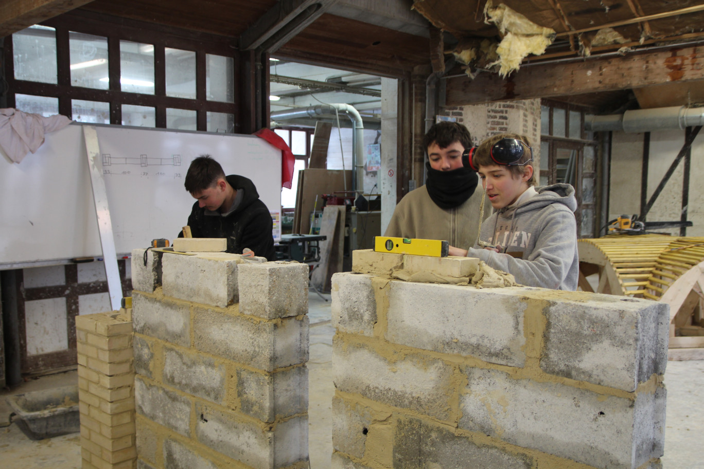 Démonstration de maçonnerie dans les ateliers de Mont-Saint-Aignan. (© Aletheia Press / B.Delabre)