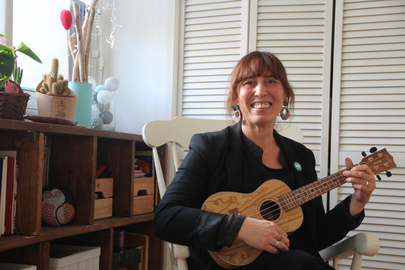 Entre deux cours d’éveil musical, Laurie Cyrille conduit sa petite entreprise à Sotteville-lès-Rouen. (© Aletheia Press / B.Delabre)