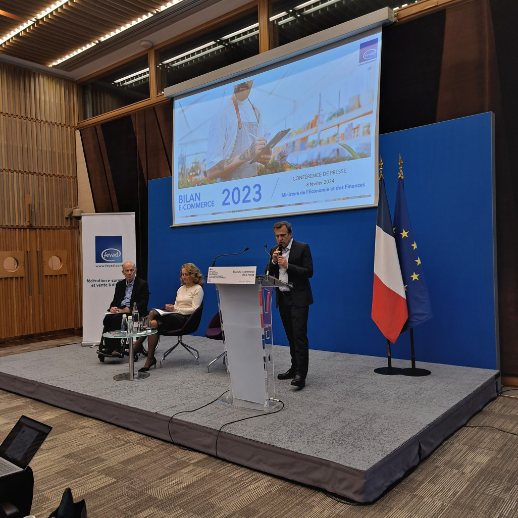 De gauche à droite, François Momboisse, président de la Fevad, Céline Bracq, directrice générale d'Odoxa, et Marc Lolivier, délégué général Fevad ( au micro)