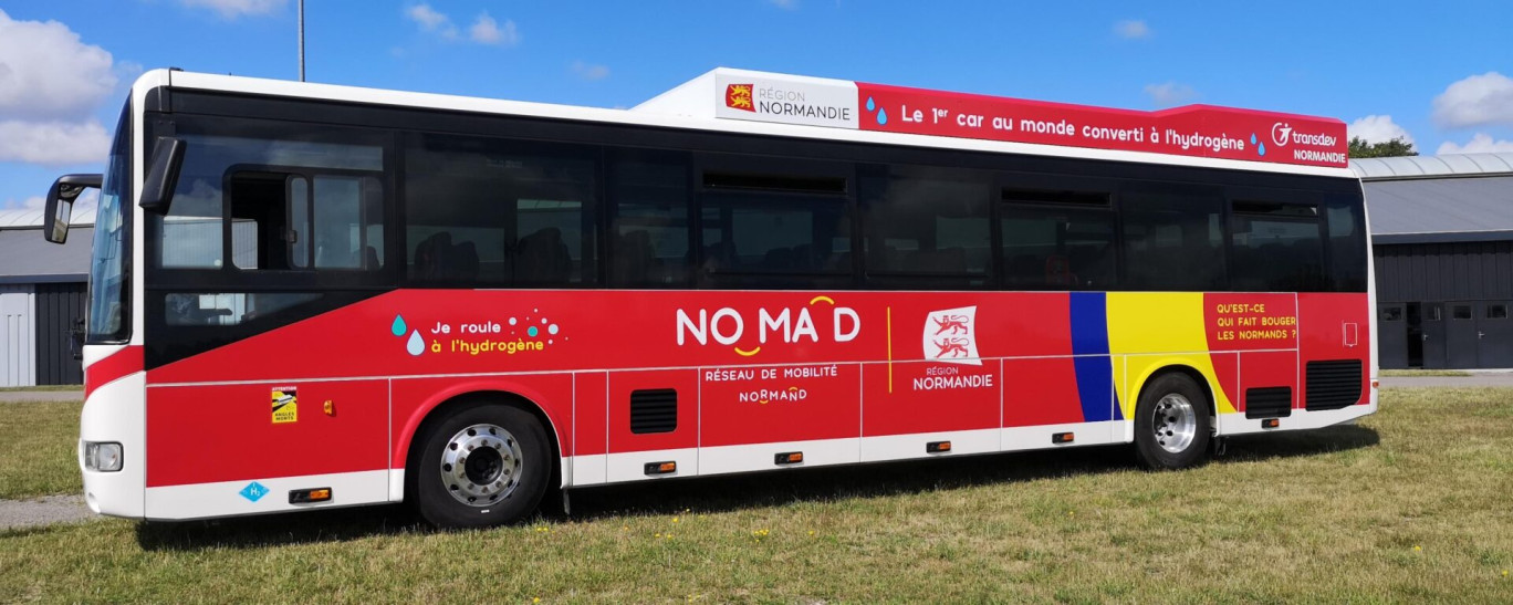 Transdev et la Région Normandie ont collaboré depuis trois pour "retrofiter" un car. Le moteur diesel a été remplacé par un moteur électrique, alimenté à l’hydrogène. (Photo Transdev)