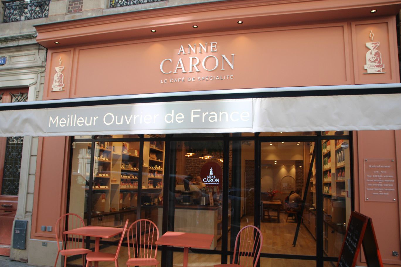 Dans la boutique de Rouen, cafés de spécialité, thés et chocolats garnissent les rayons. (©Aletheia Press/B.Delabre)