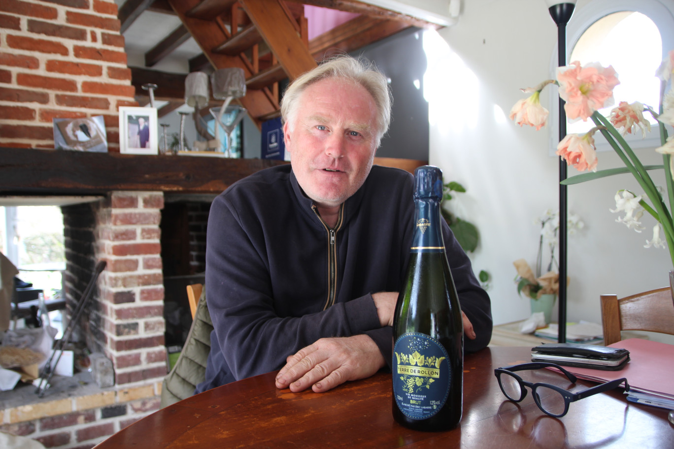 Eric Labarre produit un vin mousseux brut s’inspirant des productions champenoises : Terre de Rollon. (© Aletheia Press / B.Delabre)