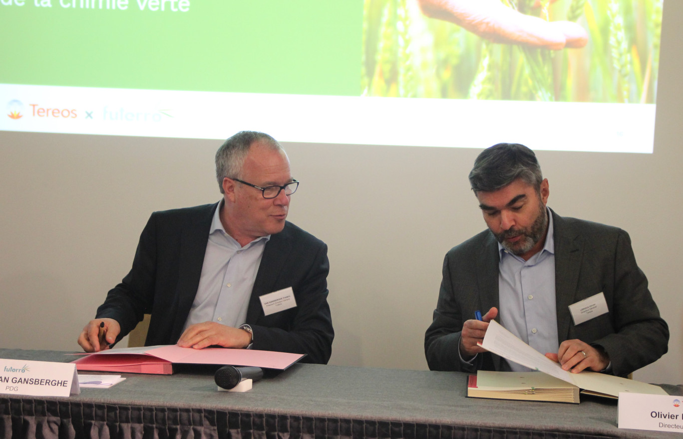 Frédéric Van Gansberghe, président de Futerro, et Olivier Leducq, directeur général de l’usine Tereos de Lillebonne, lors de la signature du partenariat le 11 avril à Gruchet-le-Valasse. (© Aletheia Press / B.Delabre)