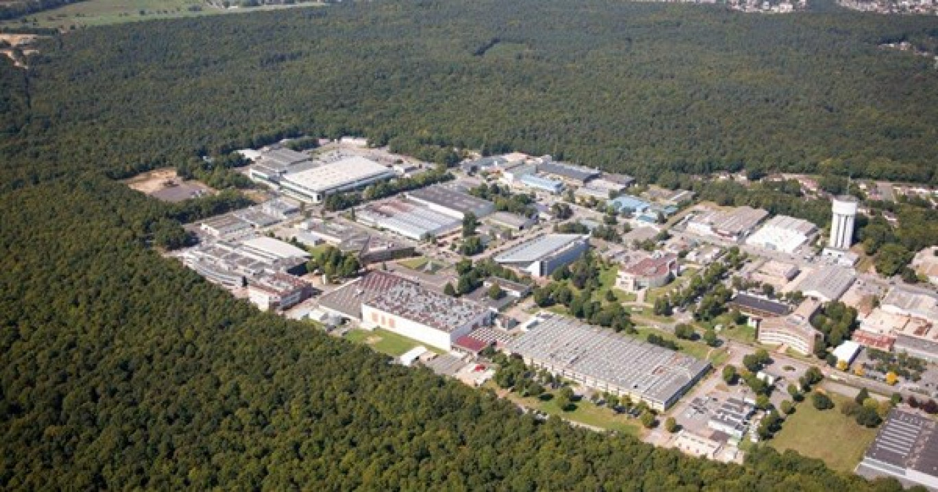 GSK, entreprise britannique spécialisée dans la fabrication de médicaments respiratoires, d'antibiotiques et de vaccins, engagera 140 millions d'euros pour moderniser et décarboner ses sites de production dans trois villes françaises, dont Evreux.