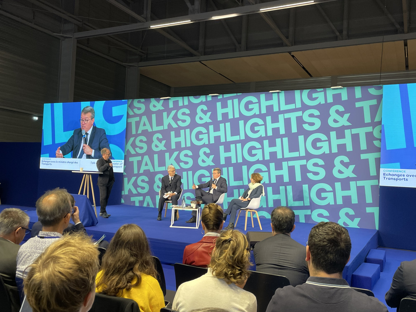François Durovray, nouveau ministre délégué aux Transports, discute avec Louis Nègre président du Gart, Groupement des autorités responsables des transports, et Marie-Ange Debon, présidente de l'Union des transports publics et ferroviaires (UTPF), le 3 octobre, à Strasbourg.