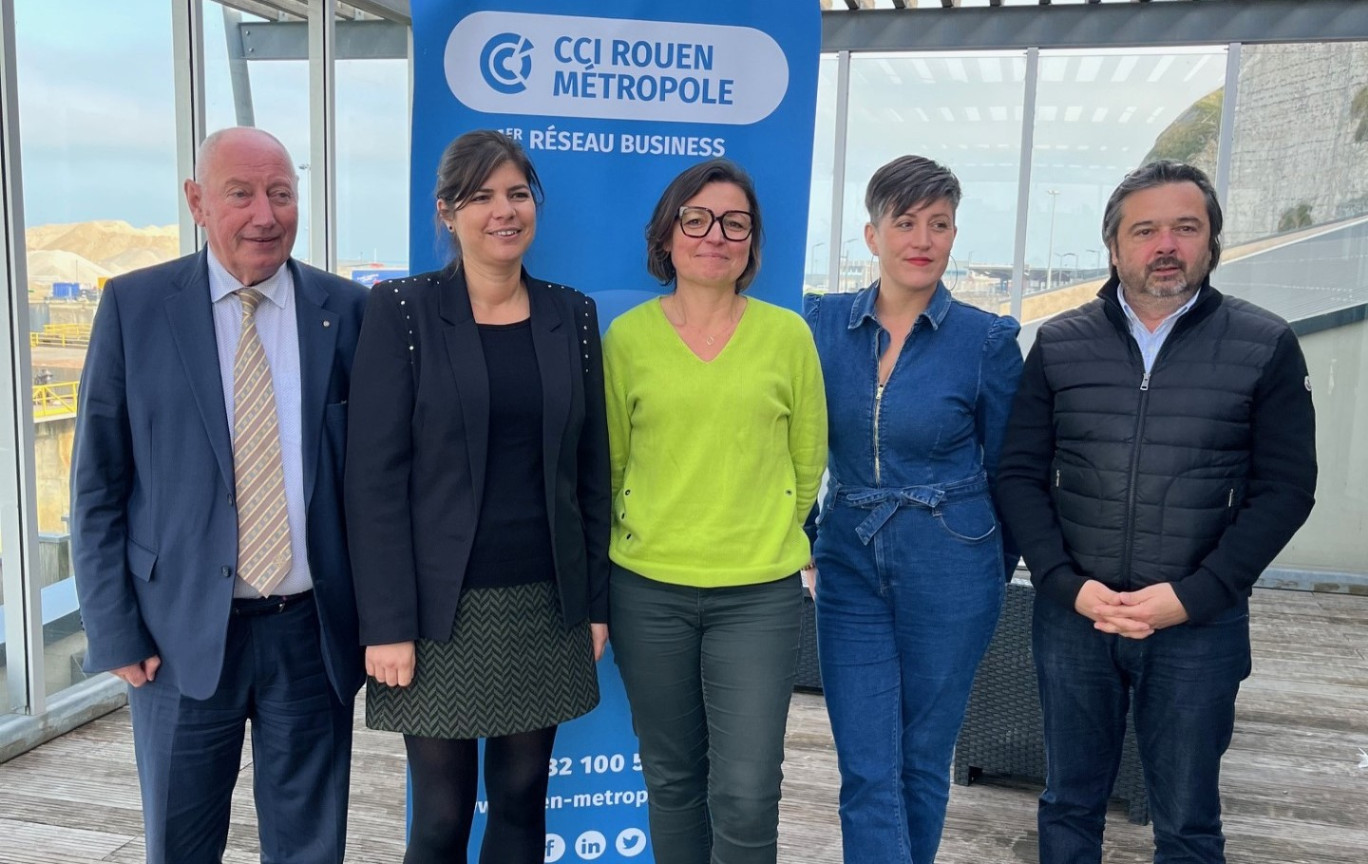 De gauche à droite : Patrick Coquelet, Président de la Délégation de Dieppe de la CCI Rouen Métropole ; Emilie Rioult, Conseillère Territoriale Pays Dieppois et référente nucléaire de la CCI Rouen Métropole ; Stéphanie Bouteiller, Conseillère Création/Reprise d'entreprise de la CCI Rouen Métropole ; Audrey Berenger, Conseillère territoriale Littoral Dieppe Eu Le Tréport de la CCI Rouen Métropole ; Olivier Rousseille, Président de la CCI Rouen Métropole