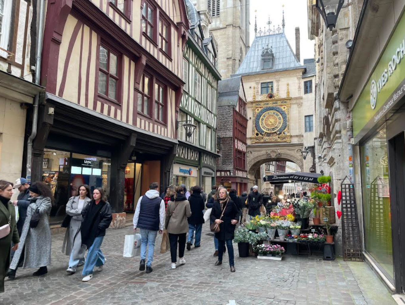 En 2024, tous secteurs confondus, le commerce affiche une progression modérée de 1,1% ( commerces du centre-ville de Rouen). (Photo O.RAZEMON)