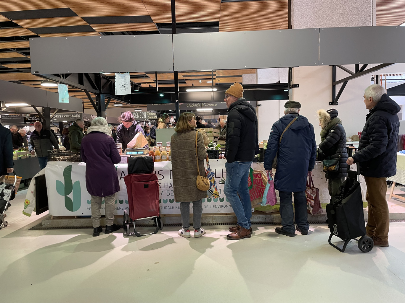 La hausse du pouvoir d’achat devrait porter la consommation des ménages sur les six premiers mois de l’année (acheteurs, au marché d'Aurillac, Cantal)(c)Olivier RAZEMON