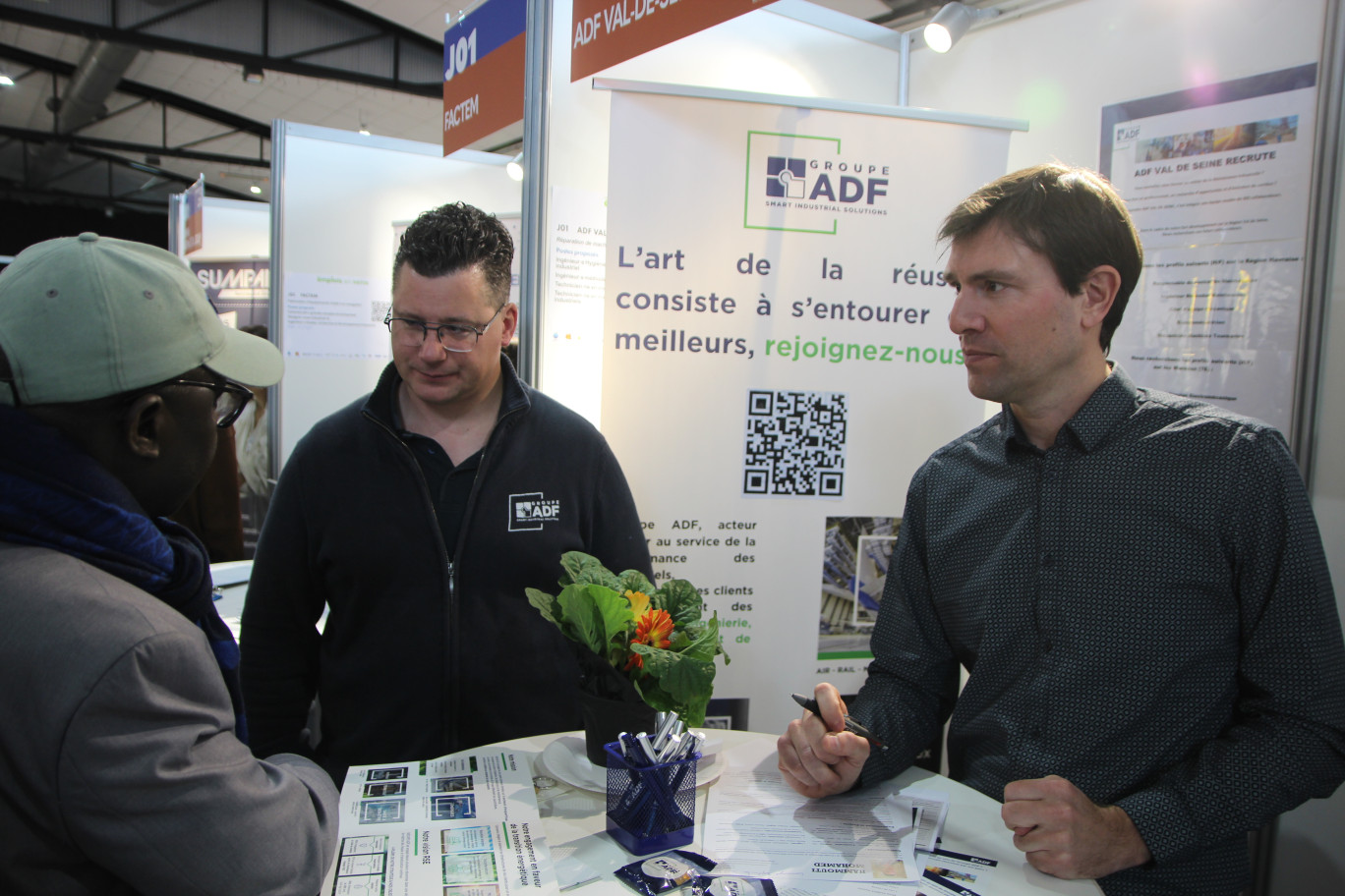 ADF Vallée de Seine a profité du stand de NAE pour se montrer aux demandeurs d'emploi. Matthias Durand (au centre) et Jérôme Baray (à droite), ont accueilli de nombreuses personnes. © Aletheia Press / B.Delabre