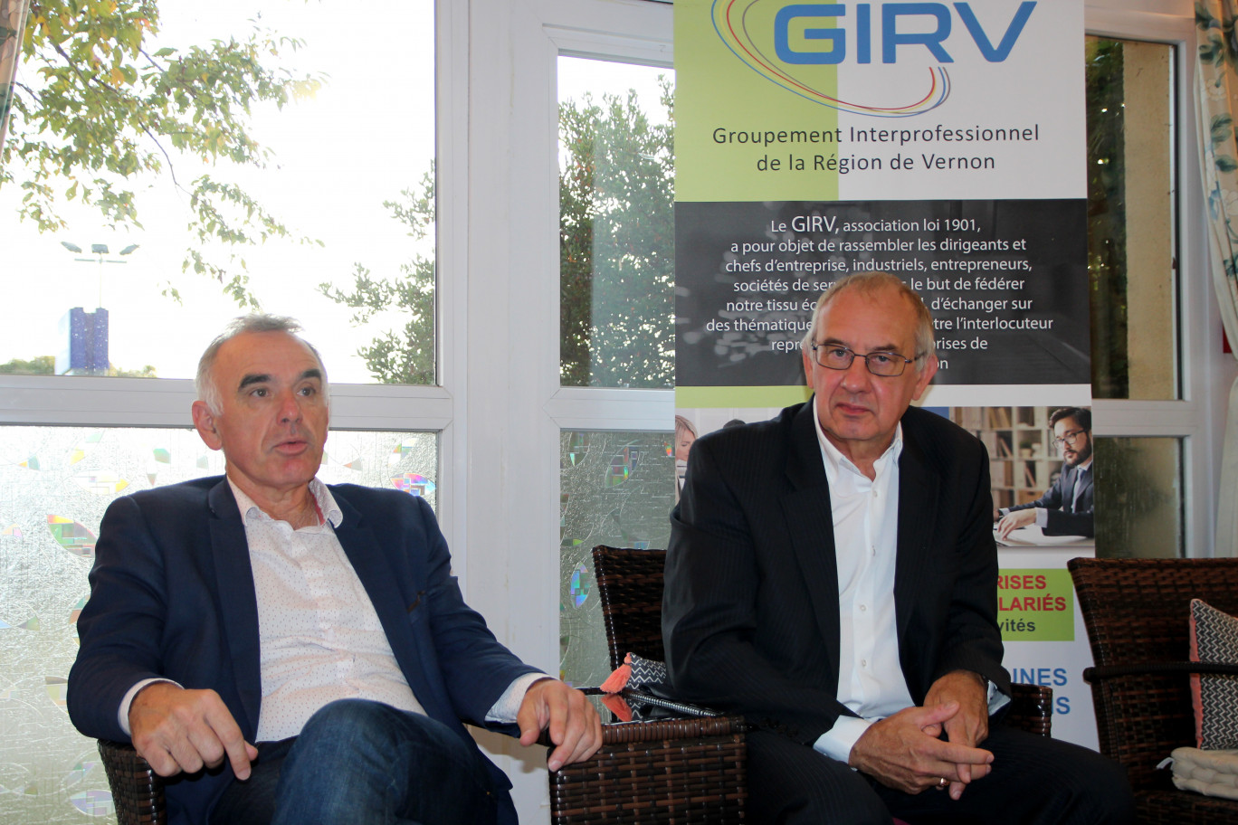 Crédit photo : BeDe pour Aletheia Press.
« Didier Herbeaux (à dr.), président du GIRV, échange avec François Querrien, secrétaire du groupement, et par ailleurs gérant de Delphis Conseil. »