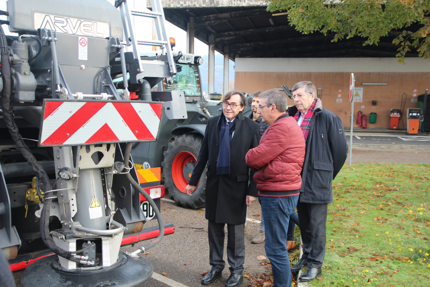 Crédit : Benoit Delabre – Aletheia Press
Bertrand Bellanger et Alain Bazille, président et vice-président du Département, ont découvert le matériel basé à Sotteville-lès-Rouen.
