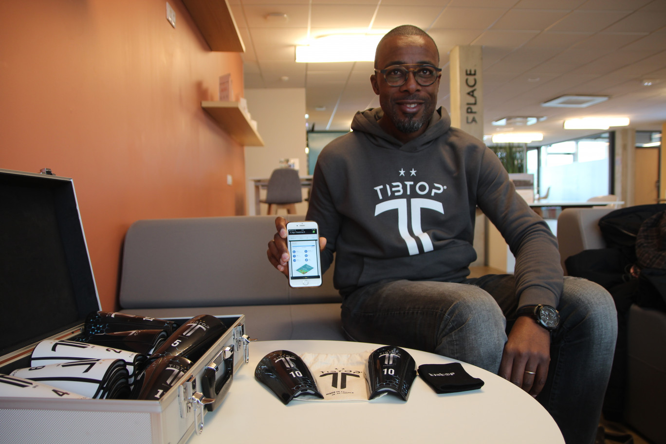 Crédit : Benoit Delabre pour Aletheia Press,
Du textile à la high-tech, le parcours de Tibtop et de Bakary Kamara, reste ancré sur l’équipement sportif.