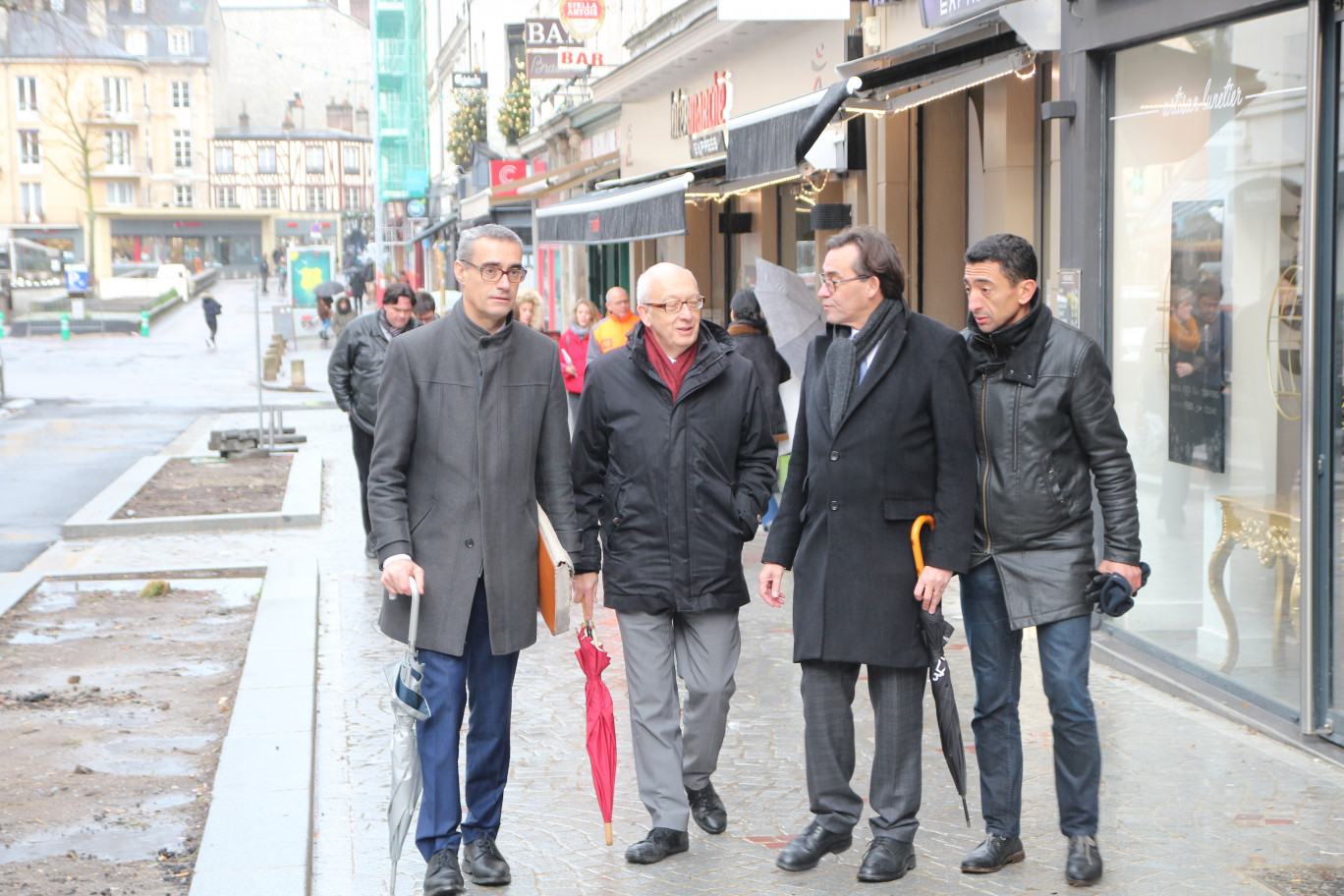 (Crédit : BD pour Aletheia Press) : « De g. à dr. : Pascal Houbron (Région), Yvon Robert (Métropole), Bertrand Bellanger (Département) et Kader Chékhémani (Rouen) déambulent dans la rue Guillaume Le Conquérant tout juste rouverte à la circulation ».