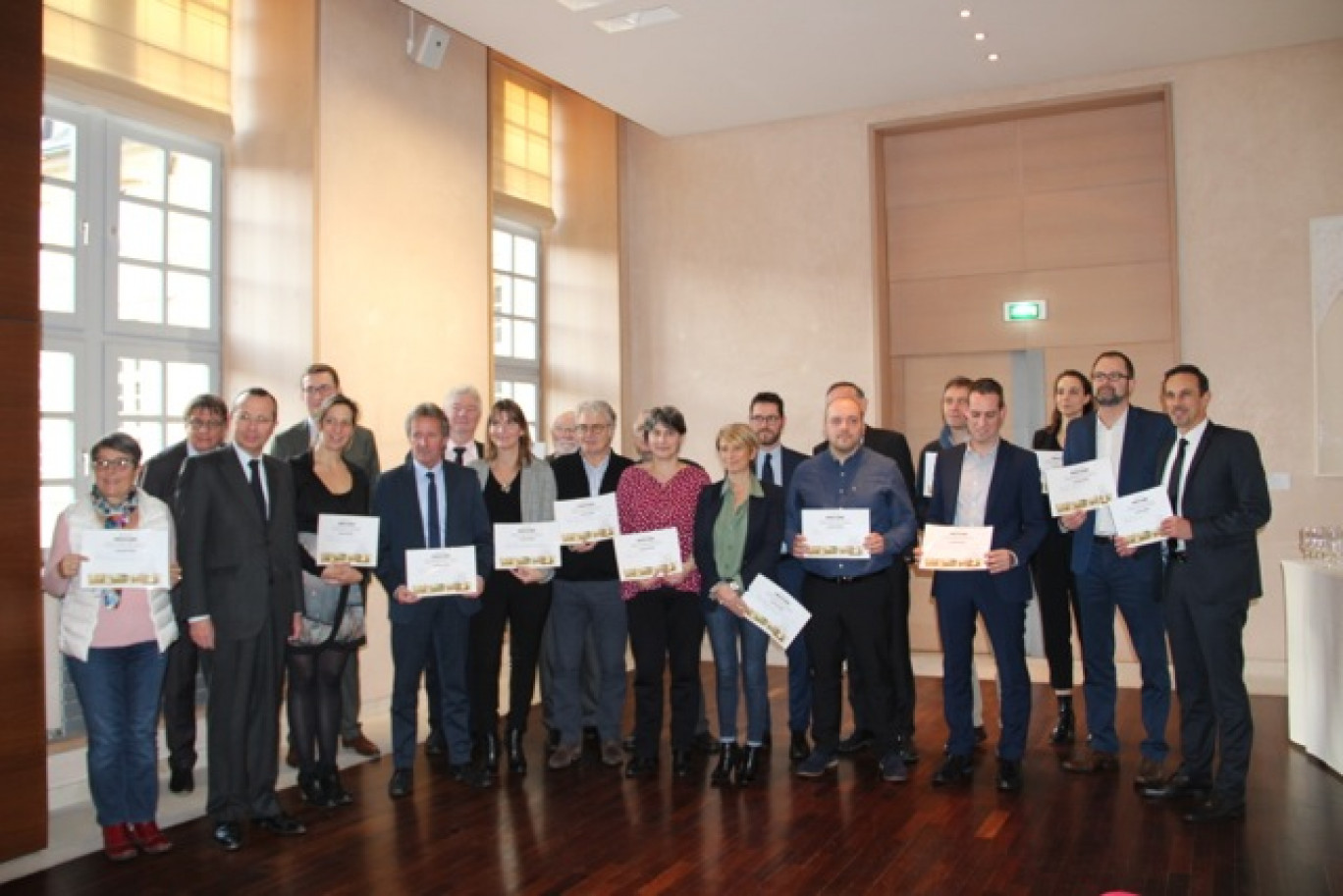 Crédit : LB Aletheia Press
; « Les lauréats de la deuxième édition de l'appel à projets Draccare ont reçu leur prix des mains du préfet de Seine-Maritime ».

