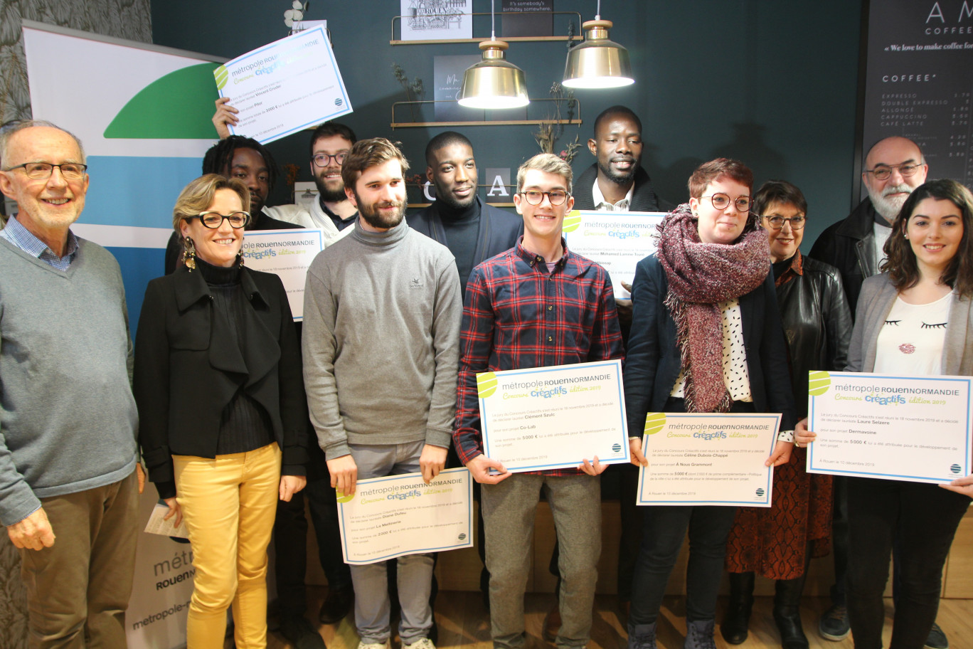 Crédit : BD pour Aletheia Press, « Les lauréats 2019 du concours Créactifs entourés des membres du jury. »
