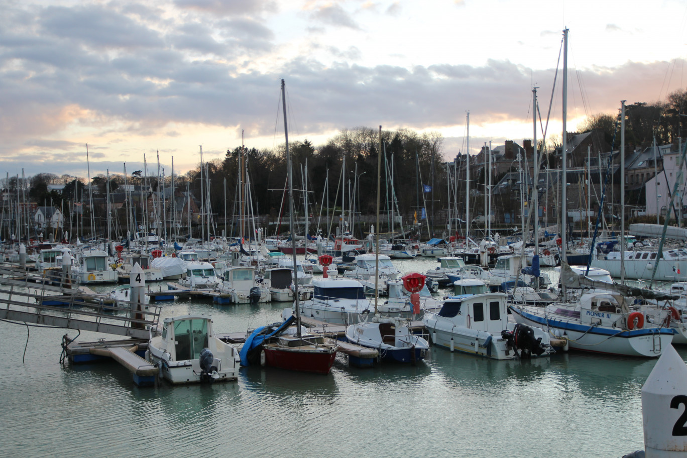 « Le port de St-Valery-en-Caux dispose de 550 anneaux. Il va bénéficier de la réhabilitation de son brise-lames ouest » Crédit BD Aletheia Press