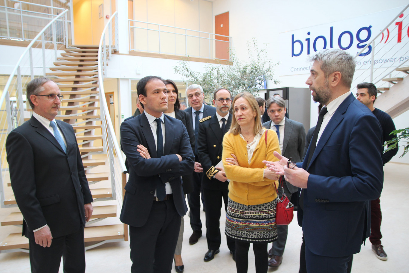 Crédit photo : BeDe, pour Aletheia Press, « Cédric O et la députée Marie Tamarelle-Verhaeghe entourés de leurs hôtes du jour, Daniel Lesteven (à g.) et Philippe Piovesan (à dr.). » 