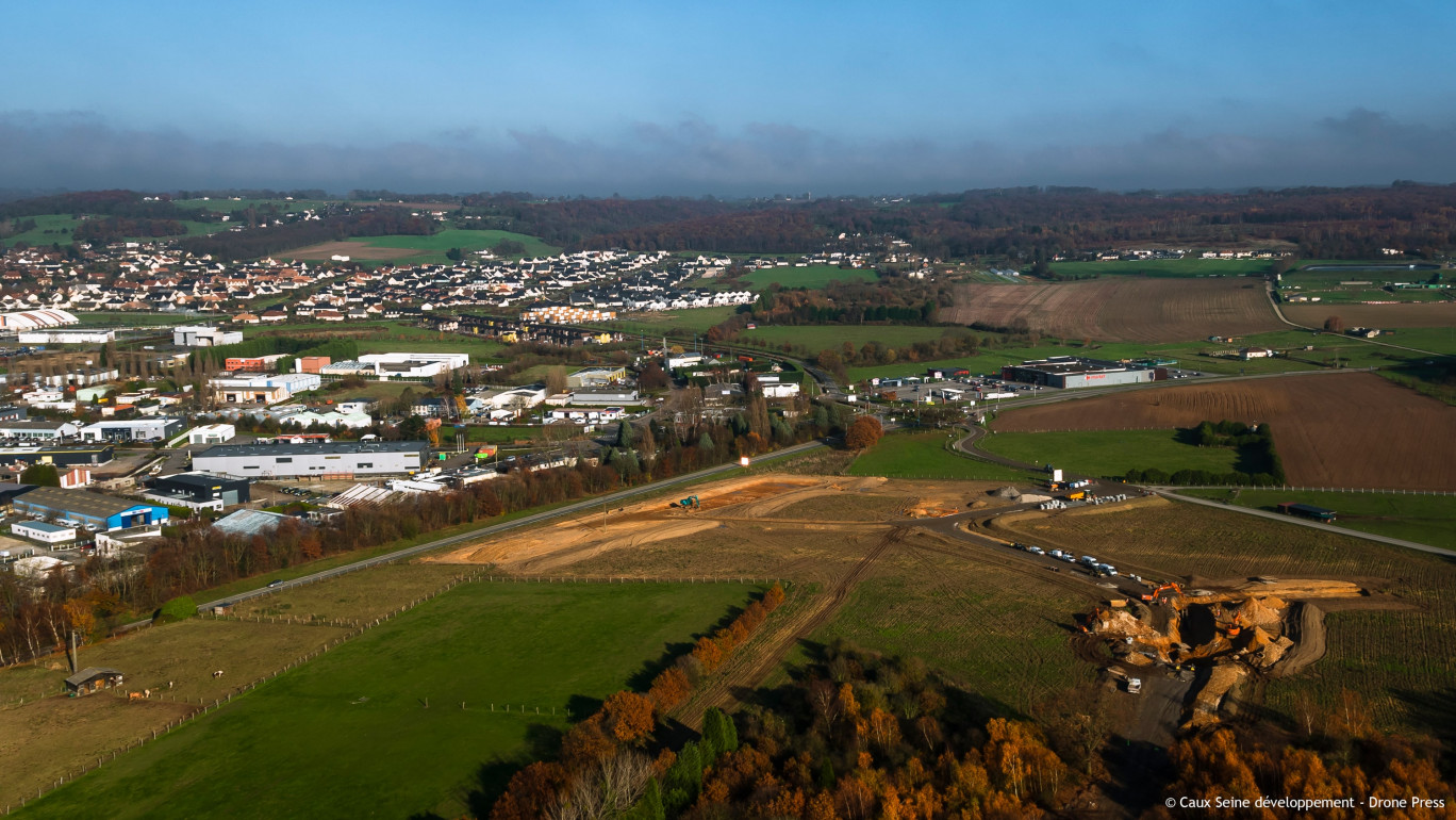 Crédit photo : Drone presse, « La zone d’activités économiques « Grande campagne Est » comporte vingt parcelles de 1800 mètres carrés à 3,4 hectares, actuellement en vente. »