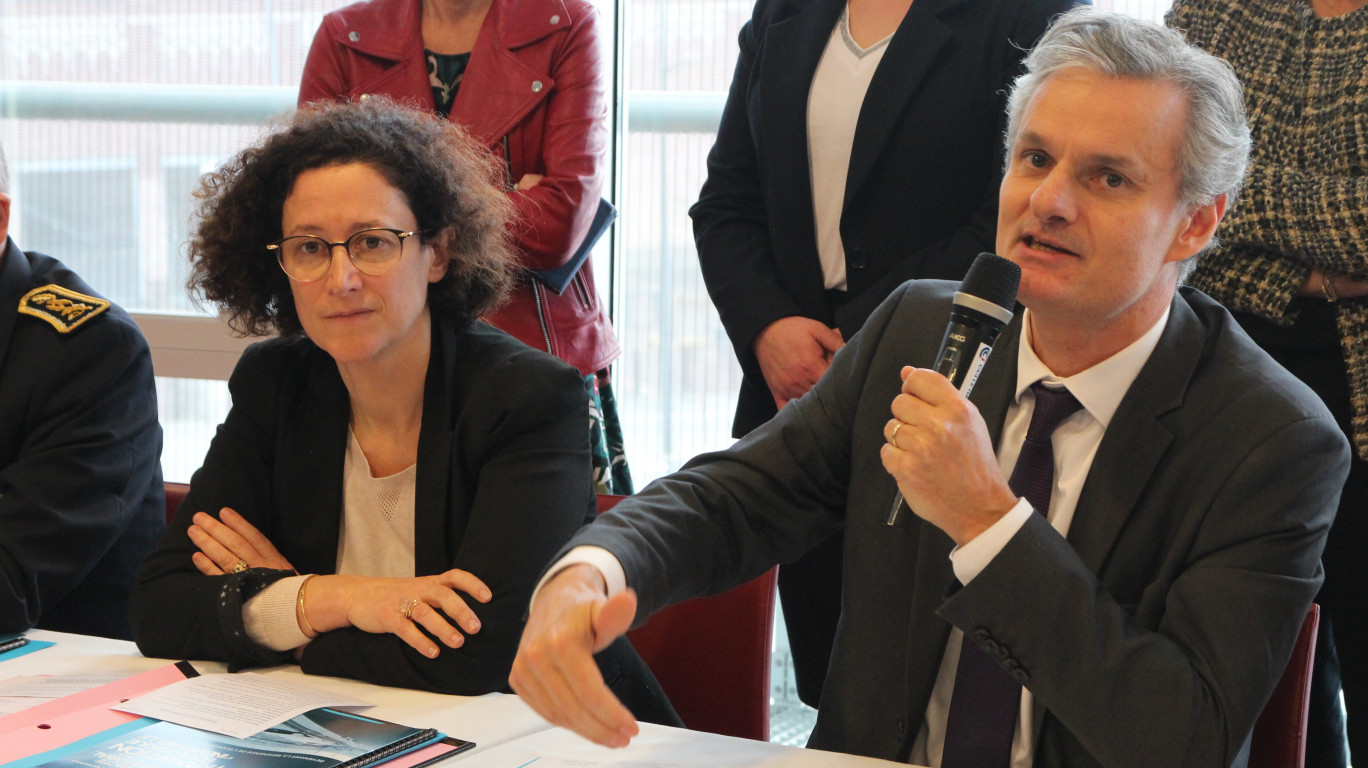 Crédit : BD Aletheia Press, « Emmanuelle Wargon et Jean-Baptiste Gastine lors de la signature du Pacte territorial pour la transition écologique et industrielle de la communauté urbaine du Havre. » 