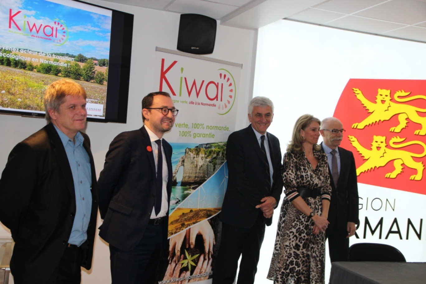 Crédit BD Aletheia Press, « De g. à dr. : Christophe Maillard (SGA Mobility), Christophe Descos (Kiwaï), Hervé Morin (Région), Virginie Carolo Lutrot et Philippe Leroy (Logéal Immobilière) ».