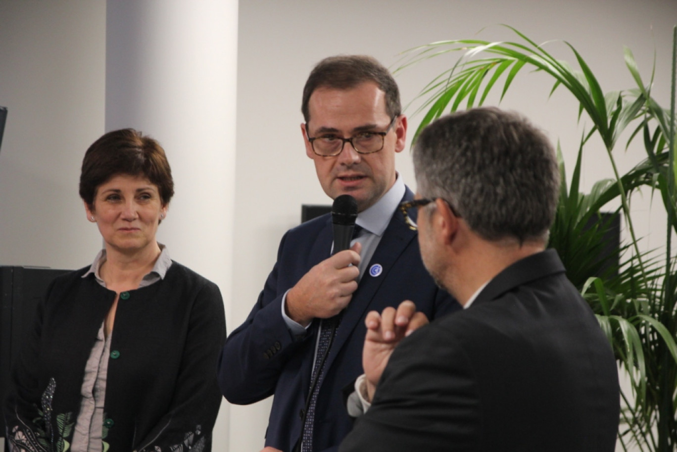 Crédit photo : BeDe pour Aletheia Press, « Laurence Sellos, Vincent Laudat et Christophe Doré (de dos) lors de la cérémonie des vœux le 9 janvier à Rouen. »