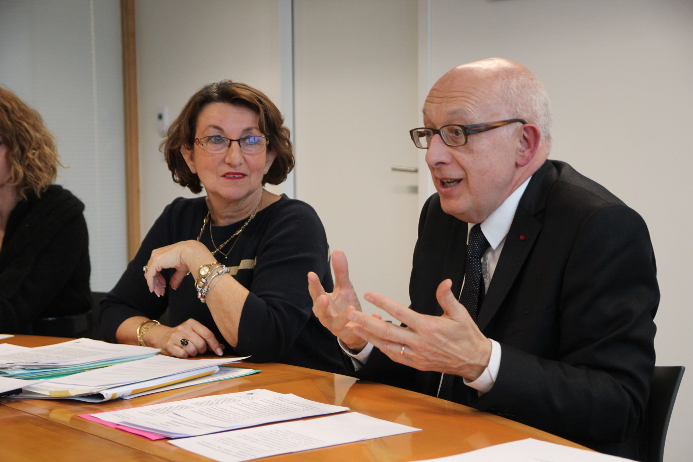 Crédit Photo: Aletheia Press, « A la veille du vote, Françoise Guillotin et Yvon Robert ont défendu leur projet devant la presse, dénonçant les postures électoralistes de certains élus. »