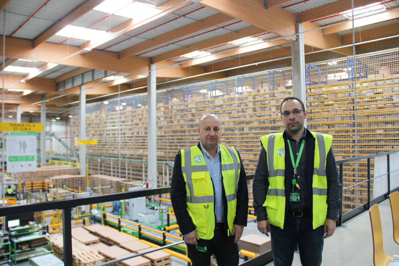 Crédit photo : LB Aletheia Press, « Aux commandes du centre de distribution ébroïcien Schneider Electric, l’un des plus grands d’Europe, Laurent Dufour (à gauche), directeur et Matthieu Mailly responsable de l’exploitation du site »