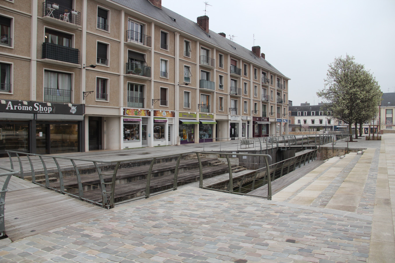 Crédit photo : ©Brémont / Aletheia Press, « Certains commerces du centre-ville d’Evreux poursuivent leur activité malgré les difficultés. »