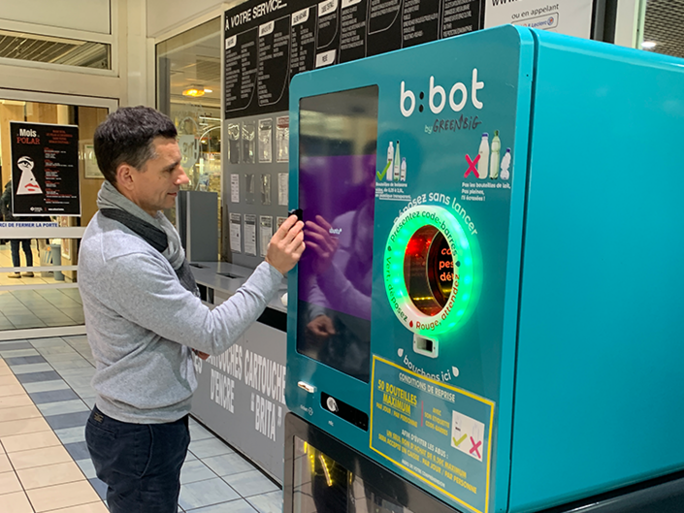 Crédit photo: © Protect’Ecran / Archives, « Olivier Maillet vient de déposer une protection sur l’écran tactile de ce robot trieur de bouteilles plastiques».