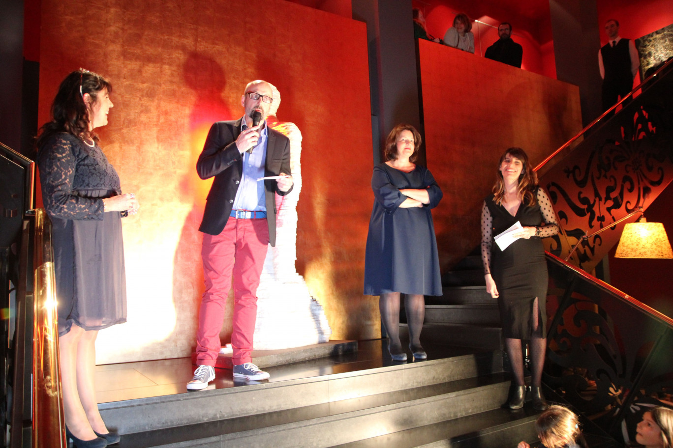 Crédit photo : BeDe / Aletheia Press, « De g. à dr. : Marie-Ange Chicot (CMA76), Michel Jérôme (journaliste), Bénédicte Clarenne (Caisse d’Epargne), et Caroline Bazin (photographe) » 