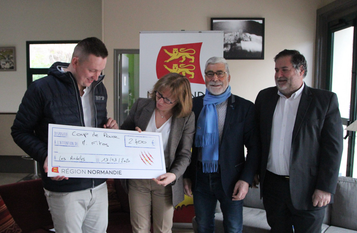 Crédit photo : « De gauche à droite : Sébastien Fitos reçoit son chèque des mains d’Anne-Laure Martot, conseillère régionale, en présence de Francis Haas et Stéphane Marie (à droite) » 