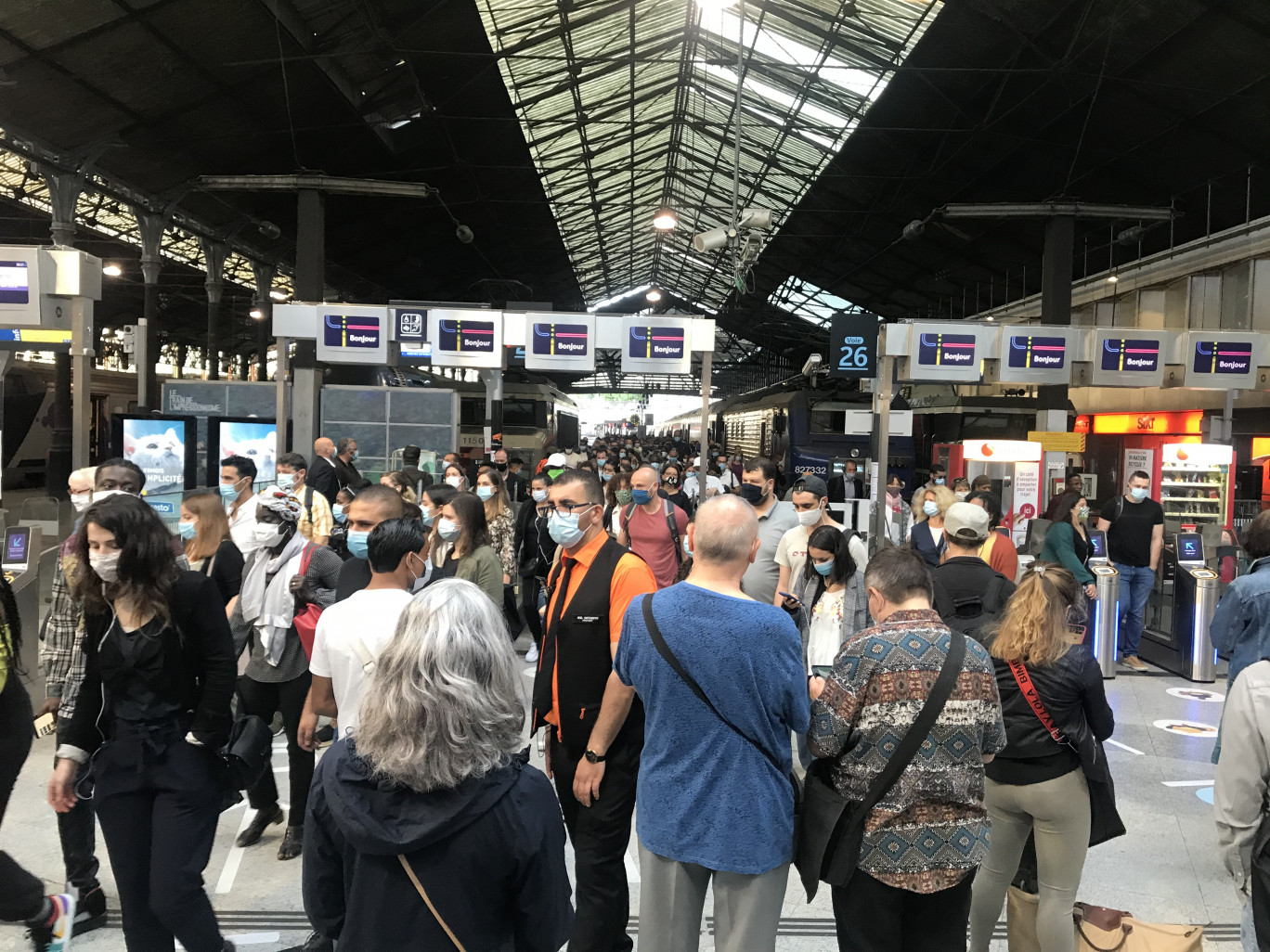 Des passagers masqués, gare Saint-Lazare à Paris.