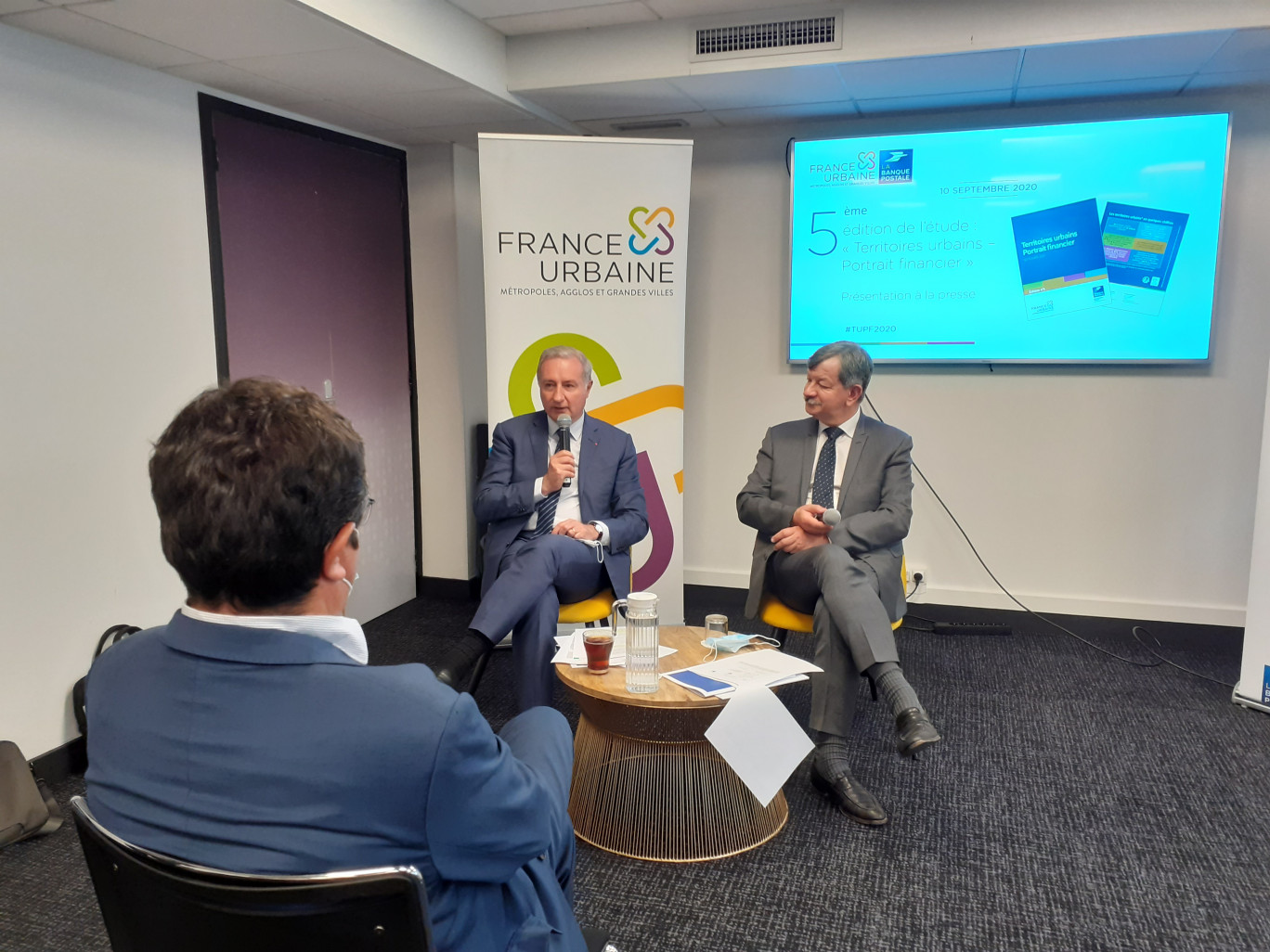 Photo : A.DAUBREE
De gauche à droite Jean-Luc Moudenc, président de France Urbaine et Luc Alain Vervisch, directeur des études de la Banque Postale