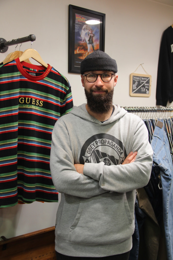 © Aletheia Press / L. Brémont « Les clients peuvent composer une tenue complète pour 30 euros, mais j’ai également des pièces plus rares comme ces polos Guess » explique Romain Le Garff