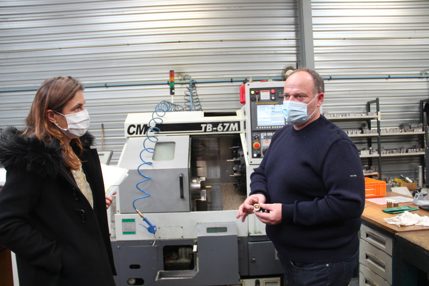 © Aletheia Press / L. Brémont Denis Masson avec Virginie Sené-Rouquier, sous-préfet des Andelys, au cours de la visite des 1 500 mètres carrés de l’entreprise.