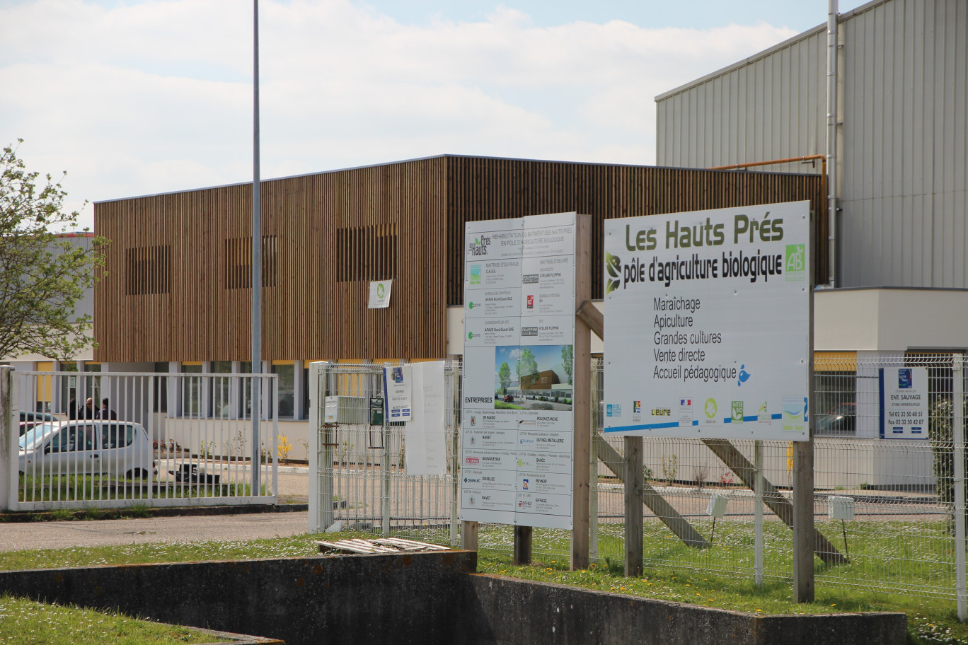 © Aletheia Press / B. Delabre Le pôle accueille des entreprises, des producteurs, des associations et même le service « rivières et milieux naturels » de la Case qui a en charge l’éco pâturage du site.