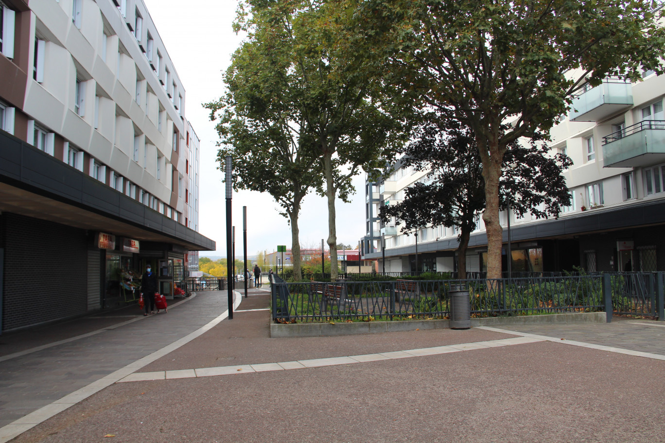© Aletheia Press / L. Brémont La « fabrique numérique de territoire » de Val -de-Reuil prendra place dans quatre espaces de la rue Grande et de la « Dalle ».