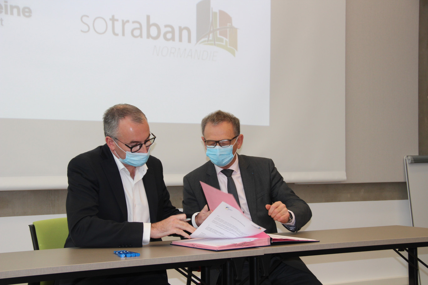 © Aletheia Press  /L. Brémont
Bruno Lefranc, président de Sotraban Normandie et Jean-Marc Vasse, président de Caux Seine développement, lors de la signature de la convention.
