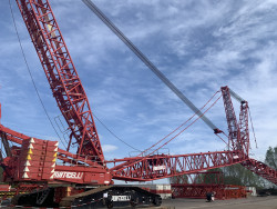 La grue à chenilles LR 1600 nécessite 55 semi-remorques pour son déplacement, une semaine de montage et 500 tonnes de contrepoids. © Aletheia Press / Laetitia Brémont